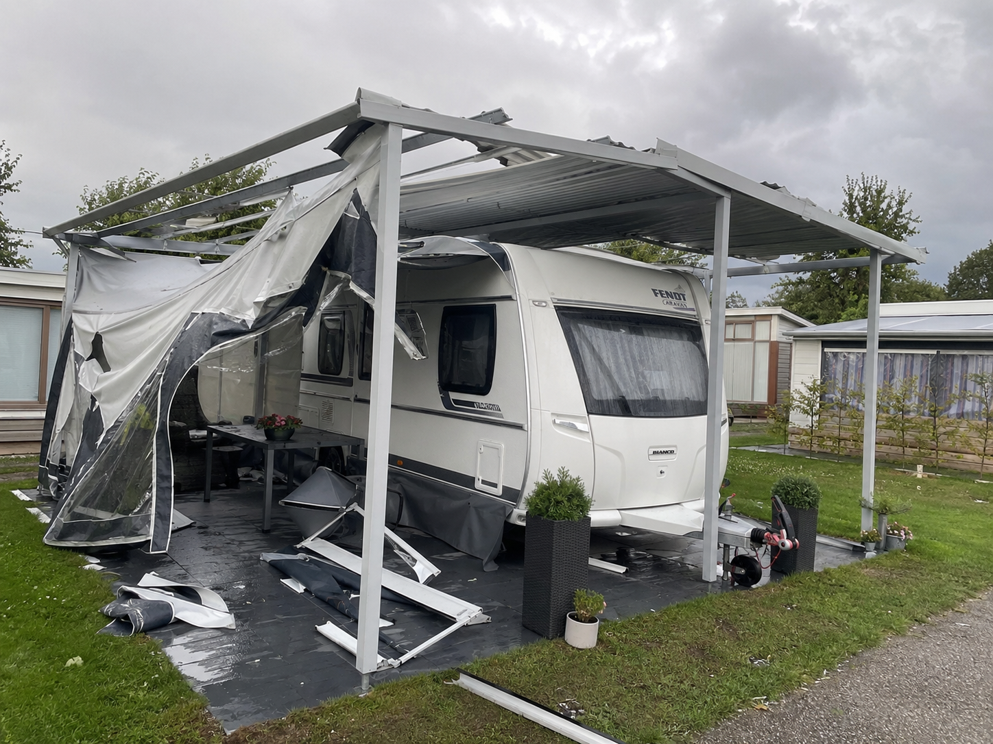 Du betrachtest gerade Sturmschaden am Vorzelt oder Schutzdach: Was zahlt die Dauercampingversicherung?