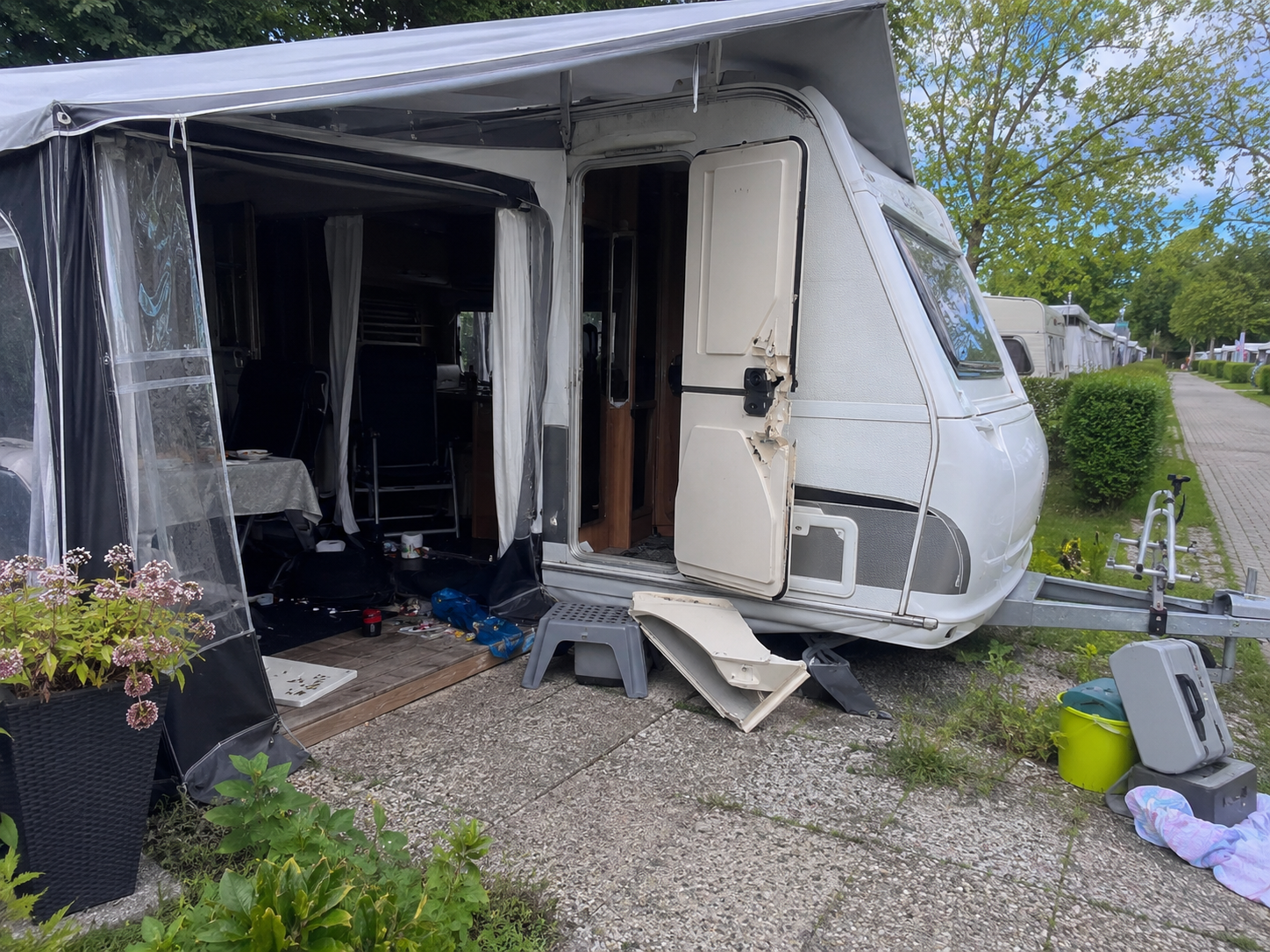 Du betrachtest gerade Wohnwagen Einbruch Versicherung: Was zahlt sie beim Dauercamping?